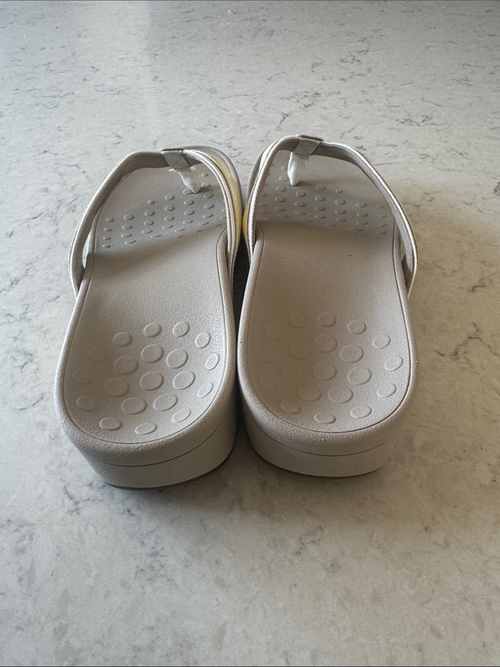 Vionic Hightide Wedge Comfort Thong size 10 Flip Flops butter yellow/ white/ tan - Picture 6 of 8